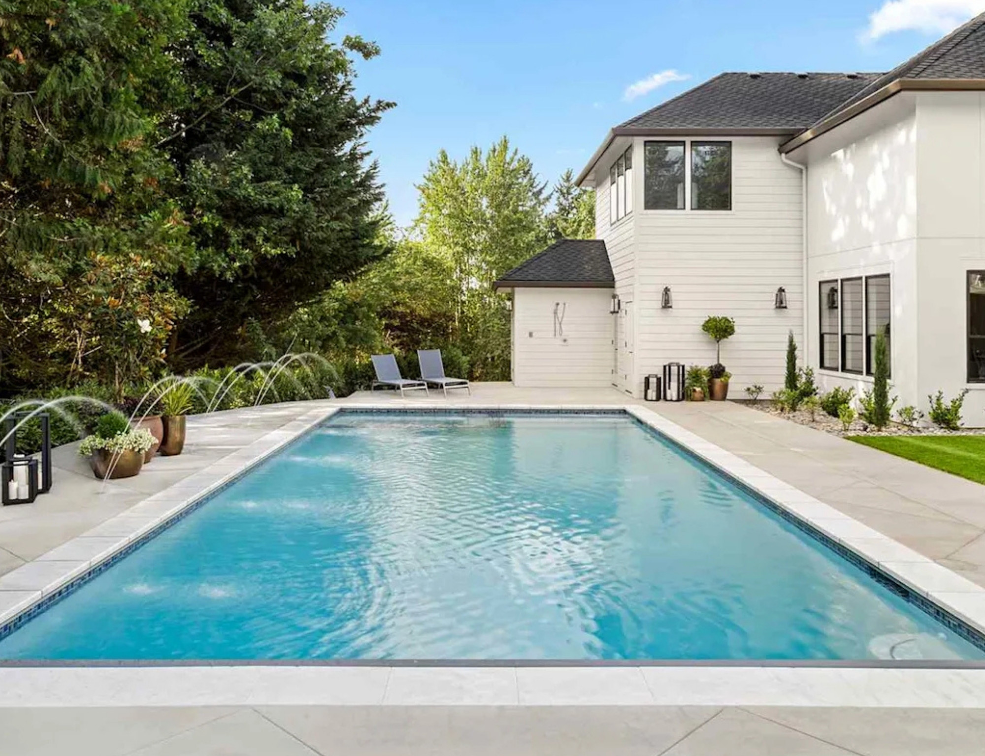 Modern swimming pool by Fitout Gurus